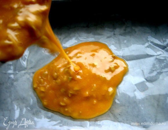 Масса через полчаса поменяла цвет на яркий карамельный цвет! Стелим пергамент в форму, смазываем растительным маслом и выливаем массу.