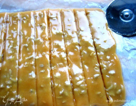 Делим схватившиеся тянучки ножом для пиццы, смазав его маслом. Очень удобно!