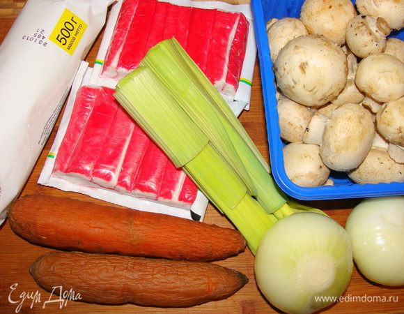 Подготовить продукты. Морковь отварить, почистить, мелко порезать. Лук репчатый порезать, обжарить на растительном масле. За несколько минут до готовности добавить порезанный порей. Шампиньоны порезать мелко, обжарить отдельно с солью и смесью перцев. Все смешать. Любой любимый сыр натереть на крупной терке, можно смешать с салатом, а можно потом посыпать сверху на салат.