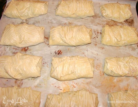 Переложить на противень, застеленный пекарской бумагой, смазать яйцом или майонезом как у меня. Выпекать 20 минут при 190°С.