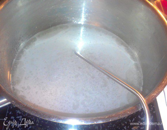 Из воды и сахара сварим сироп до пробы на "мягкий шарик". 

*** Как это определить? Есть 2 способа. Первый - просто воспользуемся кухонным термометром. Когда он покажет 110° С - сироп готов. Второй способ - капнем на блюдце капельку сиропа, дотронемся до нее пальцем. Если капелька тянется как ниточка - сироп готов.