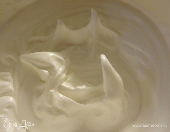 Влить горячий сироп в белки на маленьких оборотах миксера. Затем добавить лимонный сок и продолжать взбивать на нормальной скорости примерно 10 минут. Объем крема значительно увеличится, он станет еще более густым. Так что не ленитесь!))
В самом конце, по желанию, можно добавить в крем ванилин или какой-нибудь ароматический сироп.

**** При добавлении сиропа в белки, старайтесь не лить на венчики миксера, иначе весь сироп разлетится по стенкам посуды и мгновенно загустеет.