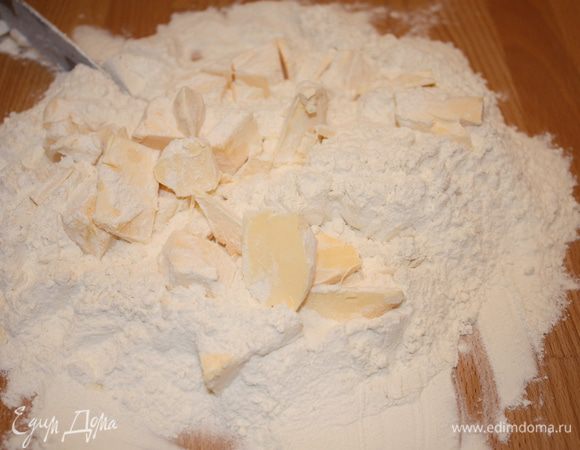 Просеиваем муку, на муку кладем маргарин и рубим с мукой, затем дополнительно перетираем руками.