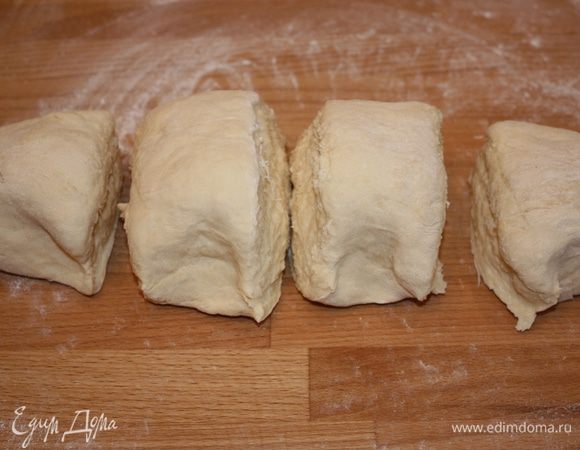 Делим тесто на четыре части, заворачиваем каждую в полиэтилен и убираем в холодильник на 1 час.