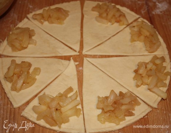 На широкую часть сегмента кладем начинку, сворачиваем рогалик.