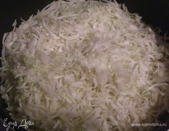 Капусту мелко нашинковать и тушить в подсолнечном масле до мягкости. Остудить.