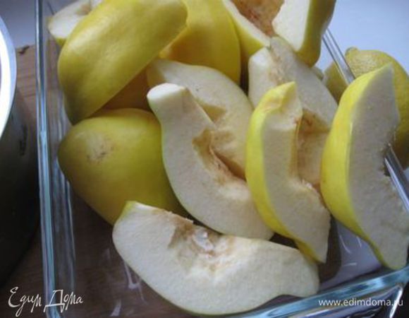 Если у вас сорт айвы с ворсинками на кожице, нужно щёточкой их очистить. Айву помыть, кожуру не чистить, нарезать на четвертинки, вырезать сердцевину.

