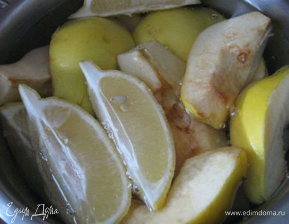 Залить холодной водой, добавить предварительно помытый, нарезанный на четвертинки лимон, и варить до мягкости (примерно 30 минут). 