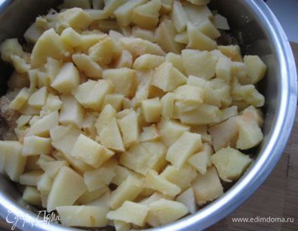 Воду слить, лимон выбросить, с айвы снять кожуру, нарезать  на небольшие кусочки, засыпать сахаром, перемешать, довести до кипения и варить на медленном огне до загустения, периодически помешивая, чтобы не пригорело. Айва постепенно будет менять цвет, начиная со светлых  тонов  до слегка оранжево-коричневатых, а потом и более насыщенного оранжево-коричневого цвета (примерно через 1 час-1 час 20 мин.). Плотность мармелада зависит от времени варки. Я варила 1 час 20 минут.