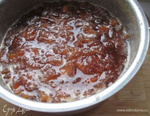 Снять с огня, охладить  до теплого состояния, протереть через сито или пюрировать погруженным блендером, вернуть на огонь и варить, часто помешивая, еще 10-15 мин. Я протирала через сито.

