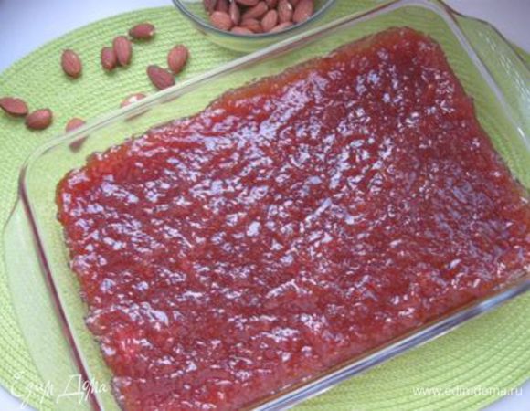 Готовую массу горячей вылить в прямоугольную посуду невысоким слоем (прокладывать пекарской бумагой не надо, готовый мармелад вынется из формы без проблем), дать остыть, постоять минимально часов 10-12 . 