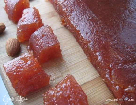 Застывший мармелад нарезать на куски, обвалять в сахаре (это количество сахара в ингредиентах не учитывала), положить в посуду, застеленную пергаментной бумагой, накрыть крышкой, убрать в холодильник.

