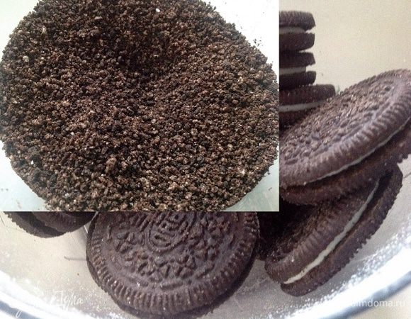 Печенье измельчить с помощью блендера в мелкую крошку.