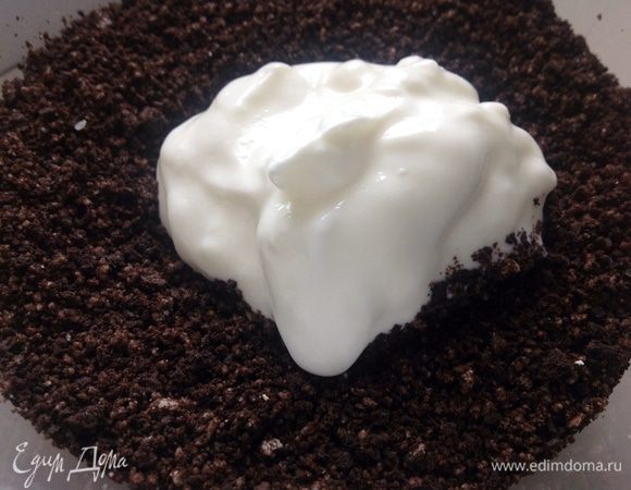 Добавить сливочный сыр. По желанию можно добавить ликер (я не добавляла, так как конфетки ела детвора).