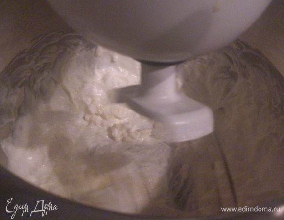 Смешать масло, сметану, соль. 