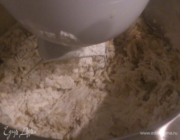 Добавить капусту и постепенно всыпать муку.