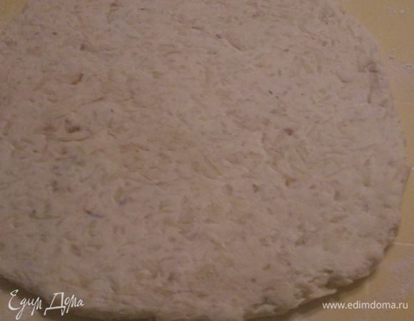 Замесить тесто средней консистенции и раскатать в пласт около 2 см толщиной.