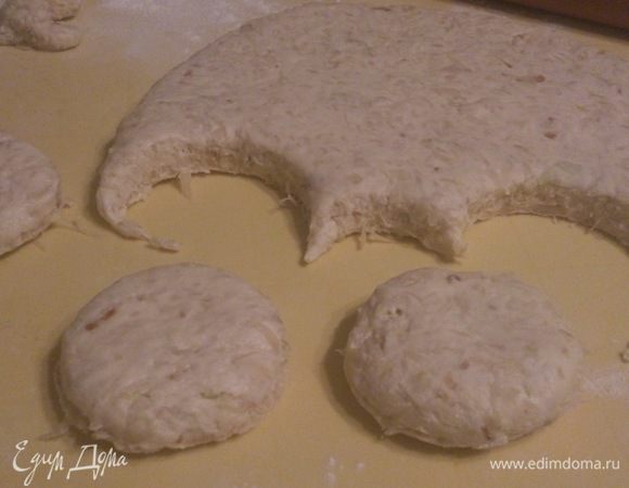 Вырезать стаканом пышки.