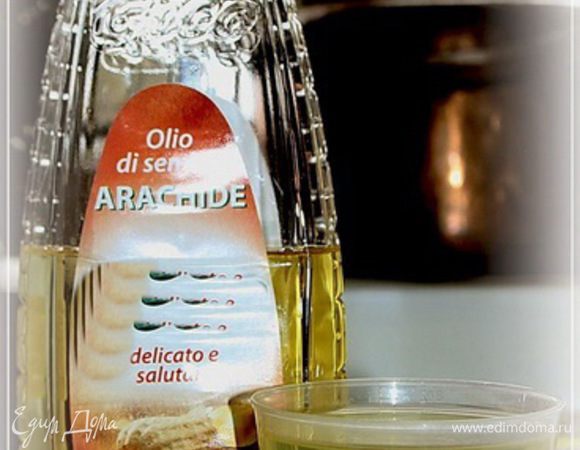 Но пост постом, а хочется, знаете, чтобы было все-таки повкуснее. Поэтому применим кой-какие хитрые ходы. Во-первых – растительное масло. Масло возьмем растительное. Арахисовое. Пусть будет тесто не только повкусней, но и ароматнее. 