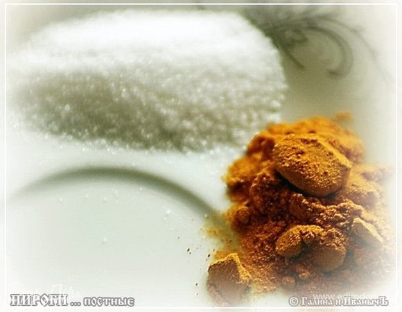 Соль. Ну, это понятно зачем. Шафрана молотого … цвет даст. И тесто будет … вроде как с яйцом. 