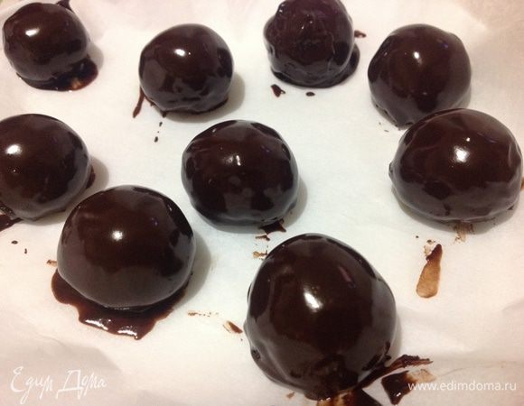 Окунуть в глазурь по одному трюфели и выложить на пекарскую бумагу.