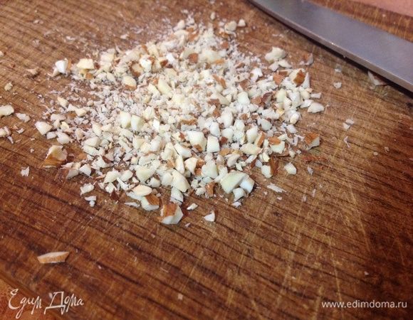 Миндаль измельчить.