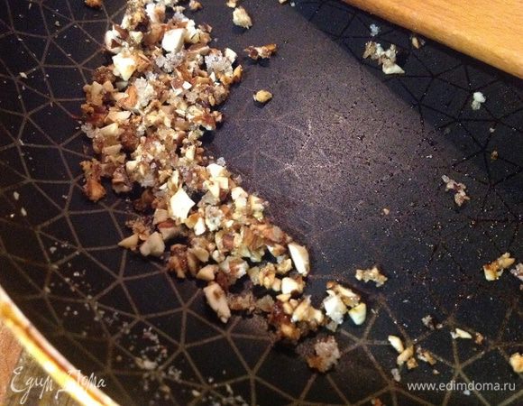 И сразу же перемешать деревянной лопаткой. Таким образом, не переставая интенсивно помешивать, карамелизируем орехи 2–3 минуты на среднем огне.