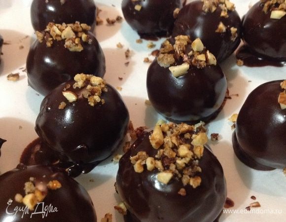 Посыпать трюфели орехами и убрать в холодильник.