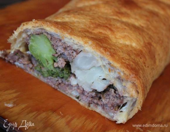 Затем сверните тесто с начинками рулетом, хорошо защипните и расположите в смазанной форме швом вниз. Сделайте несколько проколов для выхода пара, хотя можно и без. Запекайте рулет в разогретой духовке при 180-200 градусах около 40 минут. Готовый рулет нарежьте поперек на порции, при подаче украсьте зеленью и тертым сыром.
В качестве соуса подайте домашний вариант соуса "Тысяча островов" на основе майонеза "Слобода", а также подходят варианты пряных ягодных соусов, сливочно-сырных, томатных и т.д...
Приятного аппетита!