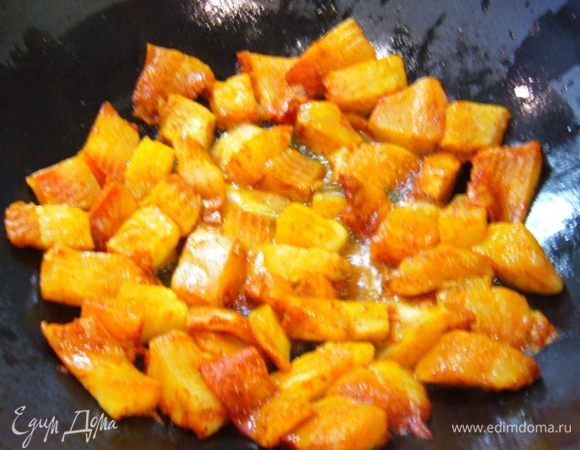 В сковороде (у меня – вок) разогреть 3 ст. л. масла «Слобода», обжарить рыбу до золотистого цвета. Переложить на бумажное полотенце.