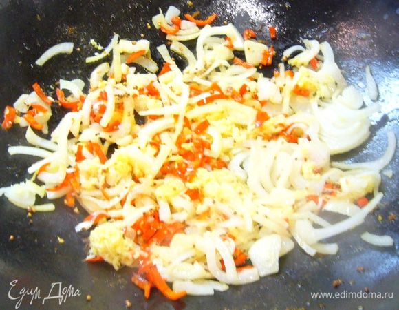 Всыпать лук и имбирь, готовить до золотистого цвета.