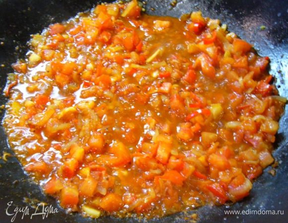 Добавить помидоры, тамариндовую пасту, соль, сахар (количество сахара нужно регулировать, все зависит от помидоров). Готовить 5 мин.
Добавить 4 ст. л. воды, перемешать, положить рыбу. Дать ингредиентам соединиться в течение 3 мин.

