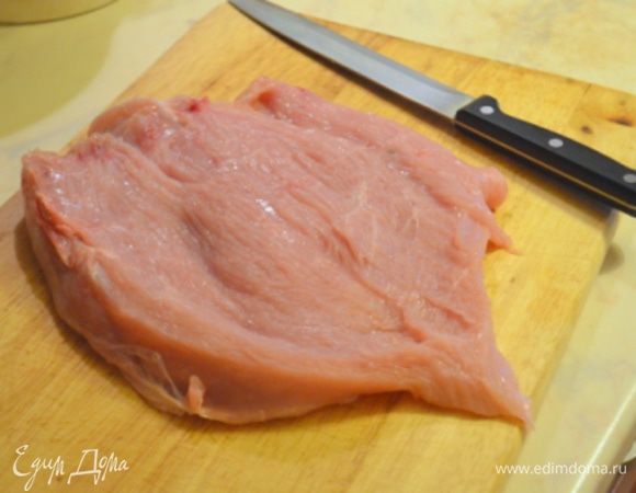 Грудку помыть, убрать кожу, обсушить. Сделать продольный надрез и раскрыть мясо как книгу.