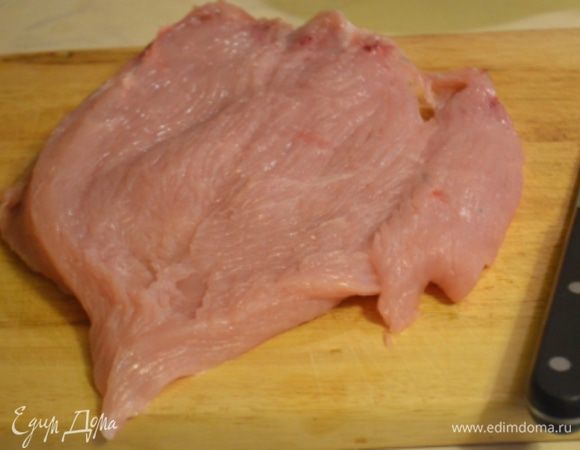 Отбить с обеих сторон, посыпать солью и перцем.