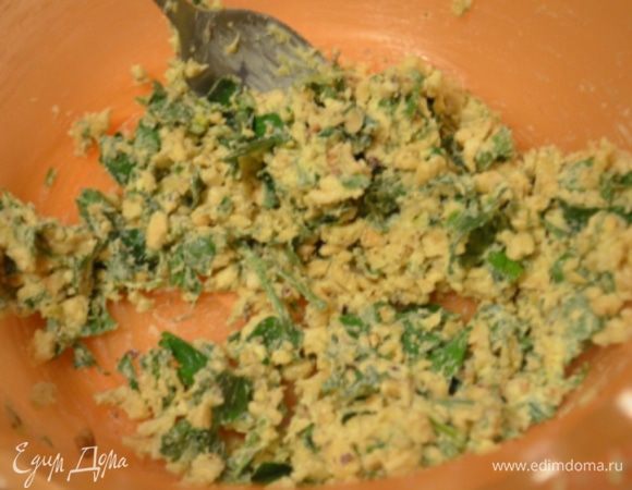 В миске смешать сливочное масло, с сухими травами и петрушкой. Добавить чеснок, пропущенный через пресс, мелко измельченные орехи и сок ½ лимона. Растереть до однородности.