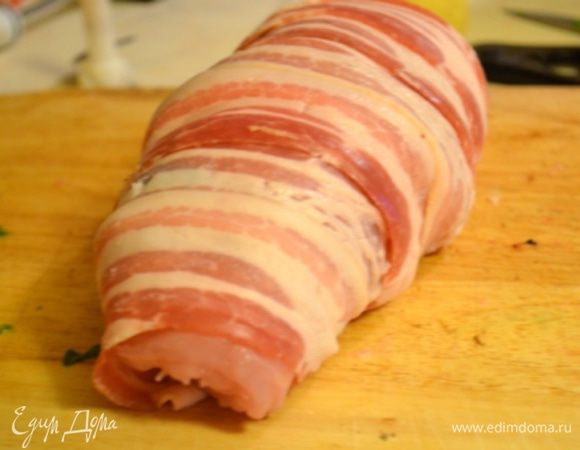 Обернуть рулет беконом со всех сторон.