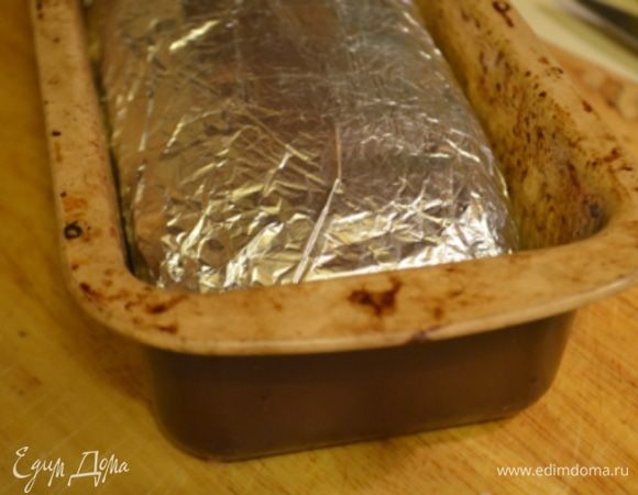 Завернуть плотно в фольгу и уложить в форму для запекания. Выпекать 20 минут при 220°С, затем температуру уменьшить и выпекать еще 30 минут. Затем фольгу раскрыть сверху и запекать еще 15 минут под грилем или на самом верху.