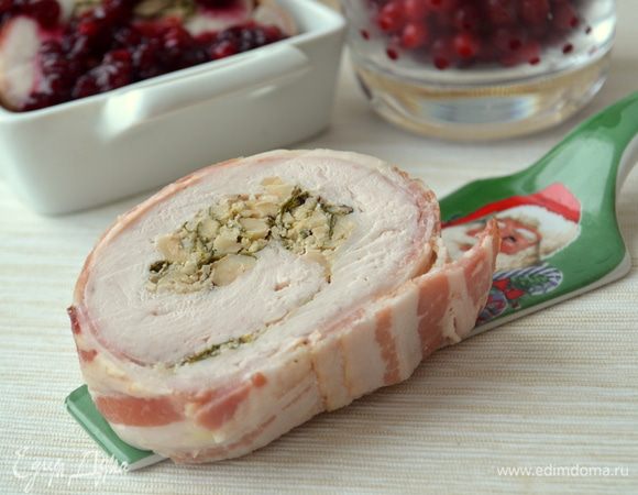 Готовый рулет достать, дать постоять 5-7 минут, чтобы все соки вернулись в мясо. Разрезать на куски и подавать полив соусом. Вкусно очень!