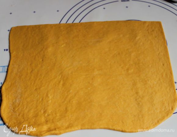 Берем наше морковное тесто делим на 2 части. И одну часть раскатываем в прямоугольник. Не сильно тонко но и не толсто. Где-то 0,5 см.