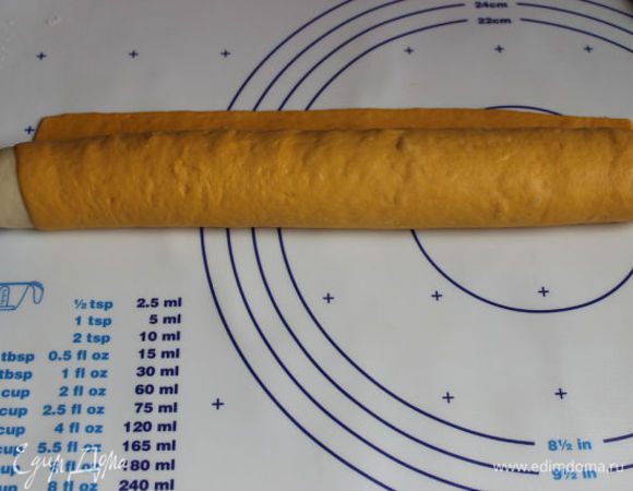 Скатываем тесто в ролл, но не до конца. Оставляем оранжевое тесто, примерно 3-4 см.