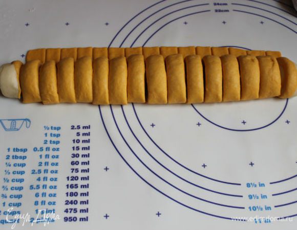 Нарезаем теперь наше тесто на такие сегменты, примерно 1 см шириной может даже и больше.