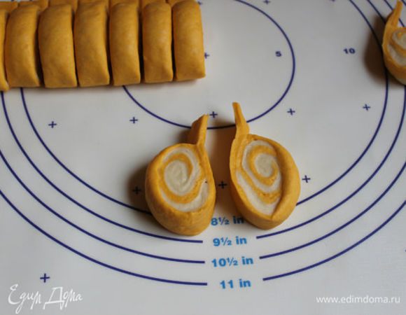 Берем два сегмента разворачиваем их и прикладываем друг другу вот таким образом. Чтобы длинные части были как бы усиками у нас. Прижимаем их плотно друг другу.