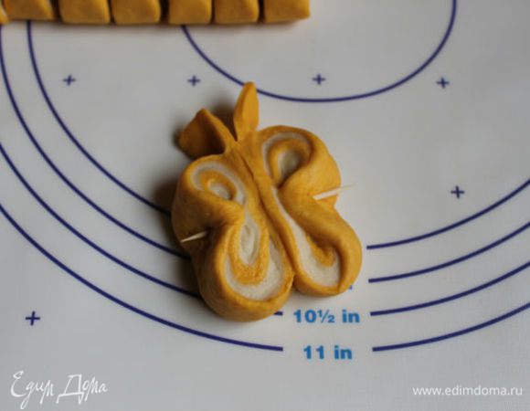 Усики расправляем и прижимаем пальцами посередине.