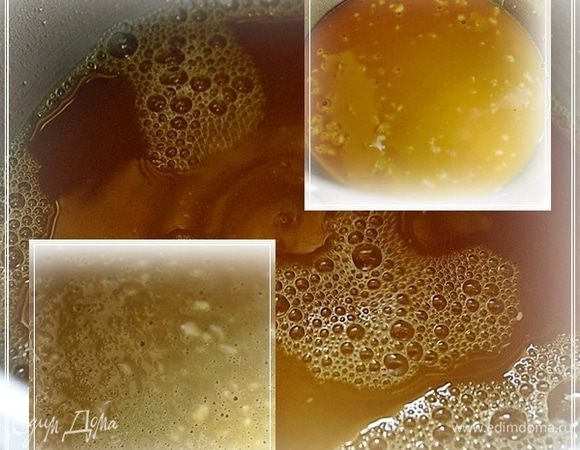 Все хорошенько смешиваем – перемешиваем – растворяем.
Натрясем туда мучицы. Чуть больше половины объёма сита механического. Это, примерно около стакана выйдет. И опять хорошо перемесим.
Дадим постоять. Пока смесь не запузырится. Дождемся, то есть, пока дрожжи начнут работать.
