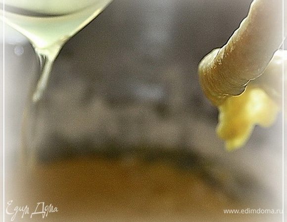 И снова все хорошо перемесим.
Дальше масло. Грамм около ста тоже пятидесяти. 
