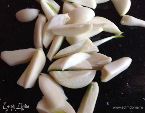 Чеснок почистить и нарезать тонкими полосками.