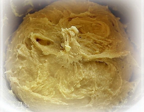 Вот такое тесто должно получиться. Не крутое насовсем, но и не жидкое.