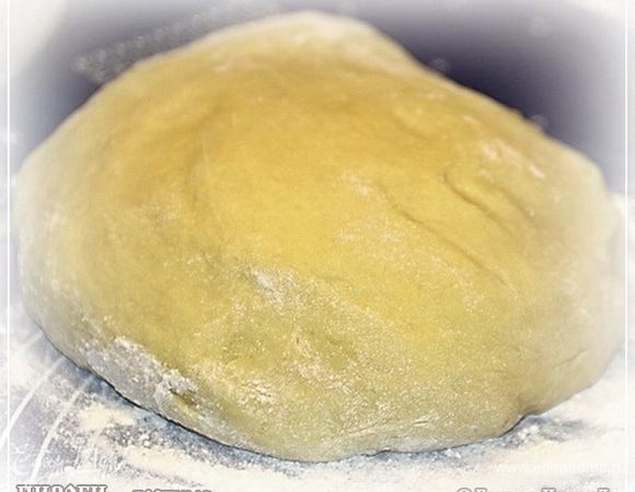 Мы так два раза делали. Но тесто «свое берет» и продолжает подниматься.
Затем тесто выкладываем на стол и окончательно вымешиваем.

