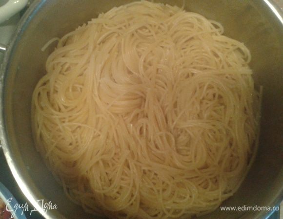 Отварите спагетти.