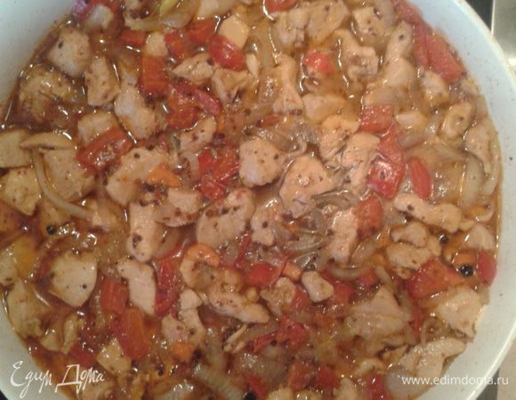 Нарезать морковь кружочками, лук полукольцами, перец кубиками, филе курицы кубиками. 

На разогретой сковороде потушите с добавлением подсолнечного масла лук, перец, морковь, затем  добавьте филе курицы, затем налейте воды, чтобы накрыло курочку полностью, посолите, добавьте перец горошек и 3 столовые ложки сушеных помидоров. Тушите 15-20 минут.  